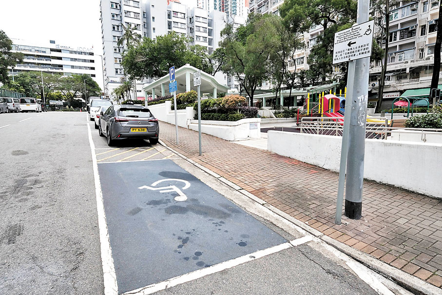 ◆供殘疾人士使用的路旁專用泊車位。 香港文匯報記者涂穴  攝