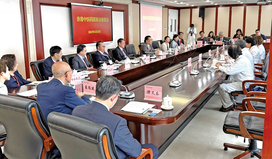 ◆ 廣安門醫院副院長呂文良交流有關中醫院營運情況。