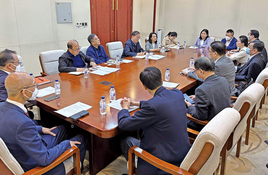 ◆ 與國家瀕危物種進出口管理辦公室交流會議，副司長萬自明、處長李林海、處長袁良琛主持。