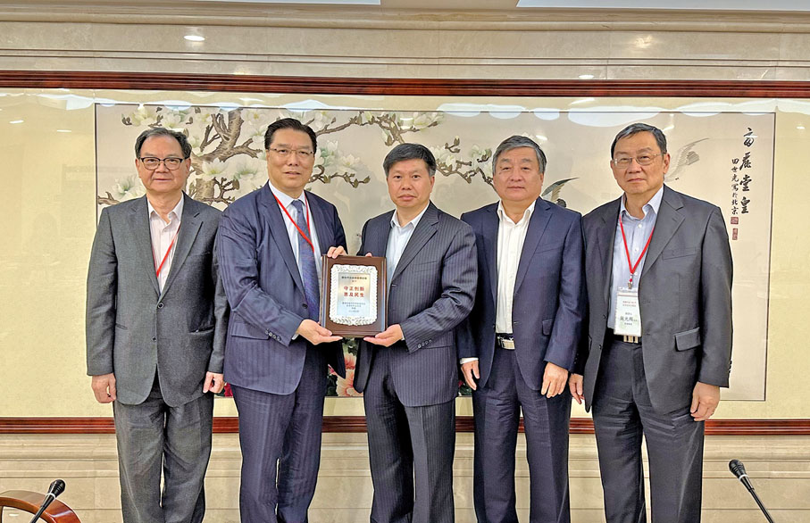 ◆ 國家市場監督管理總局司長周石平（右三）及食審中心主任高峰（右二）接待訪問團。