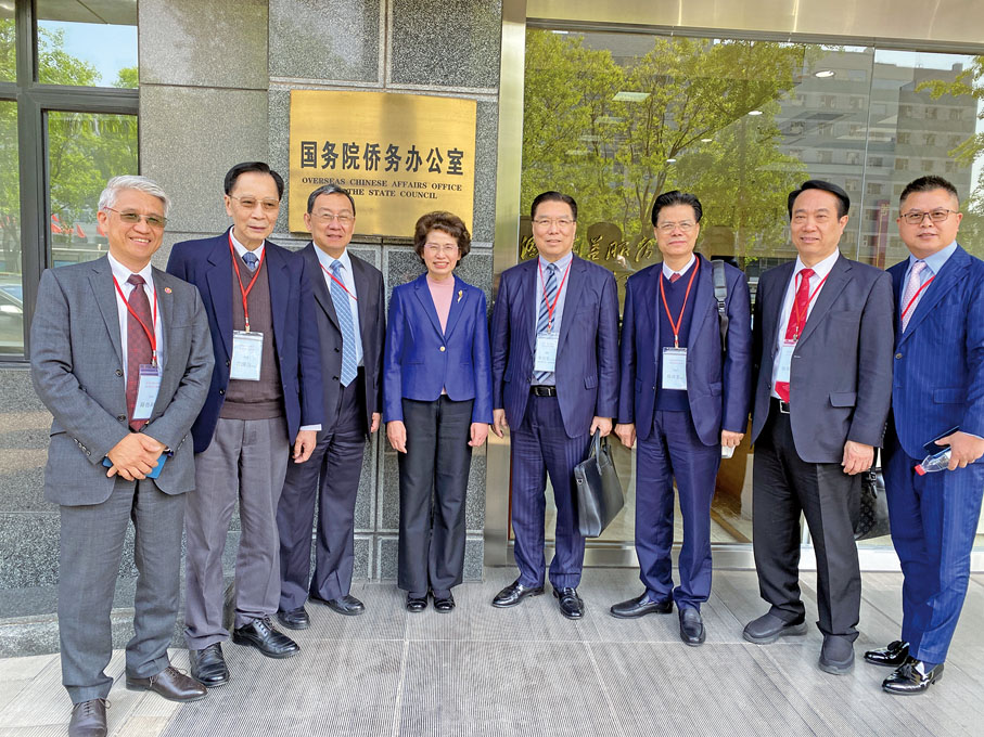 ◆ 拜訪中央統戰部，三局一級巡視員覃菊華（左四）接見。