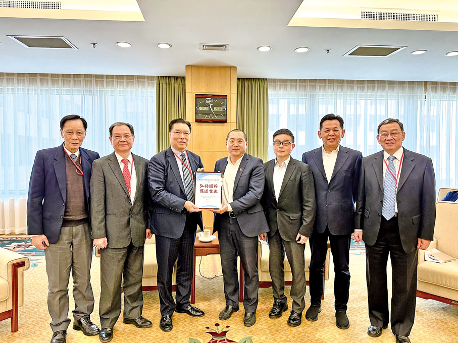 ◆ 全國人大常委會辦公廳聯絡局局長傅文杰（右四）、主任陳佳林（右三）、副局長陳慶立（右二）一同接見訪問團。