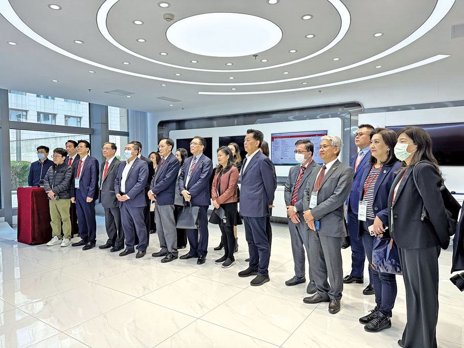 ◆ 參觀全國人大代表工作信息化平台中心。