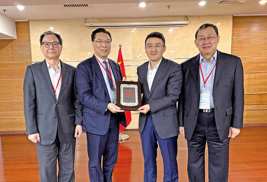 ◆ 訪問團團長李應生（左二）致送感謝牌予國務院港澳辦交流司副司長曹慶濤（右二）。