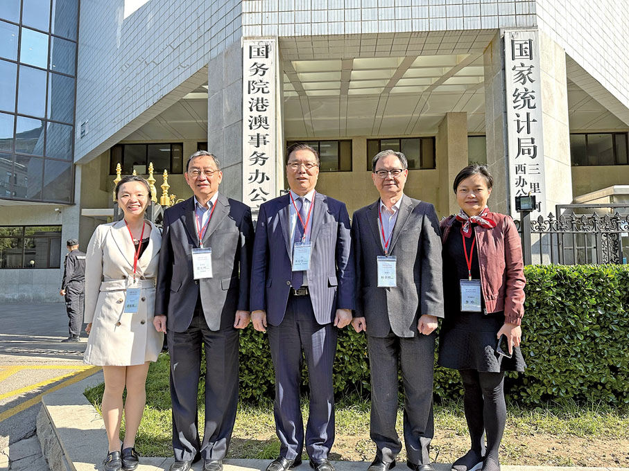 ◆ 中聯辦協調部副部長李玲（右一）陪同訪問團訪京。