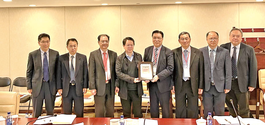 ◆ 國家藥品監督管理局副局長趙軍寧（左四）、司長秦曉岺（左二）、副司長王海南（右二）、主任周思源（右一）與訪問團交流藥品註冊最新情況。