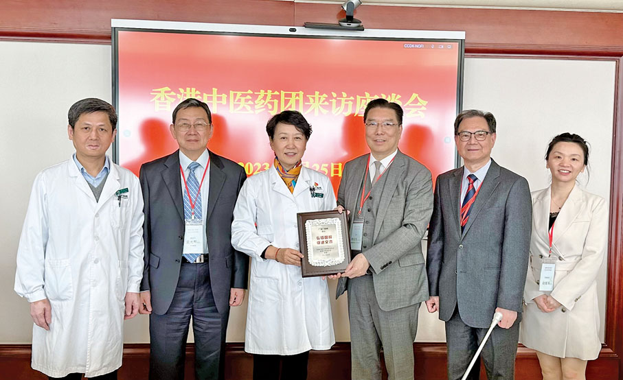 ◆ 廣安門醫院書記王笑頻（中）親自接待。