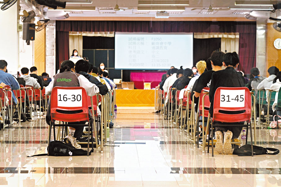 ◆ 考生到試場應試。 香港文匯報記者涂穴 攝