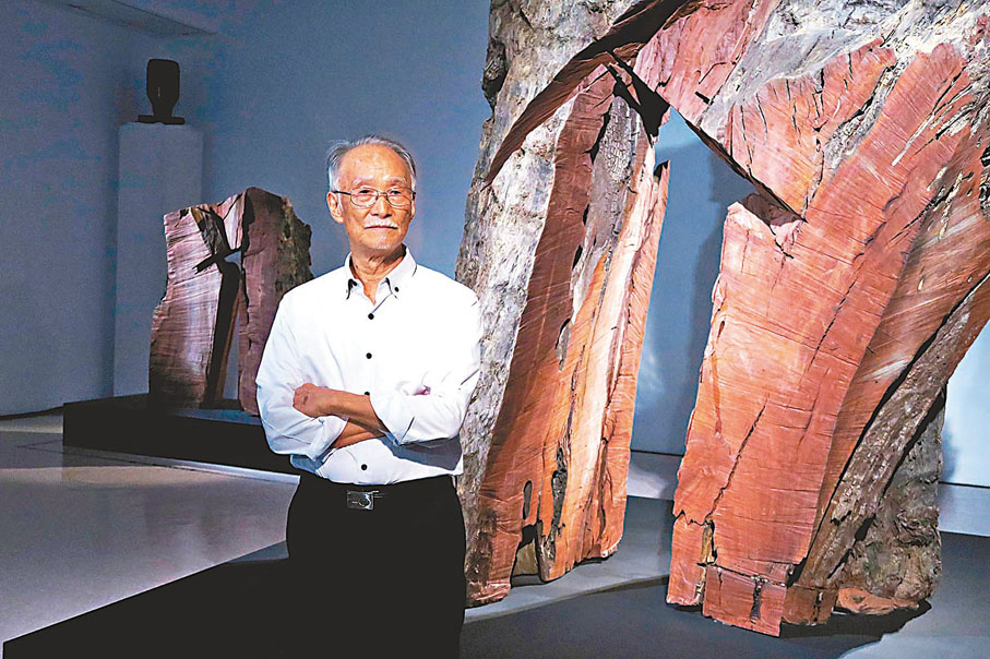 ◆朱銘以埋藏逾5000年的沉木雕刻的「太極」新作《不朽．朱銘．古沉木太極拱門》，在朱銘美術館20周年之際展出。中新社