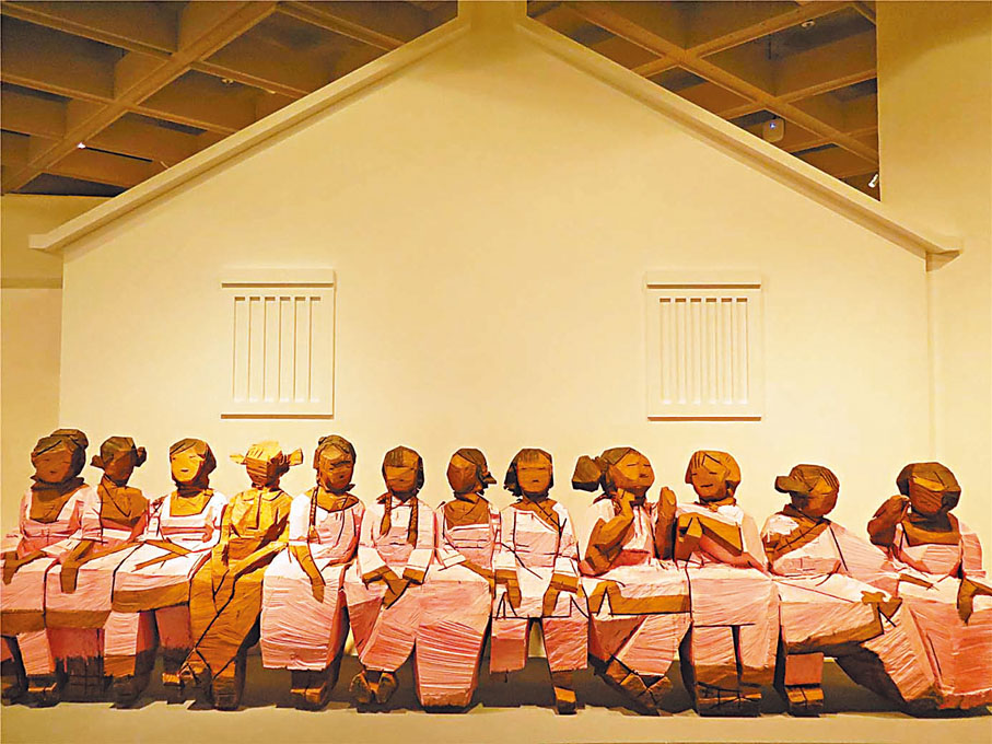 ◆朱銘2014年曾在香港藝術館舉行大型雕塑展，此為「人間系列」彩色人物雕塑。資料圖片