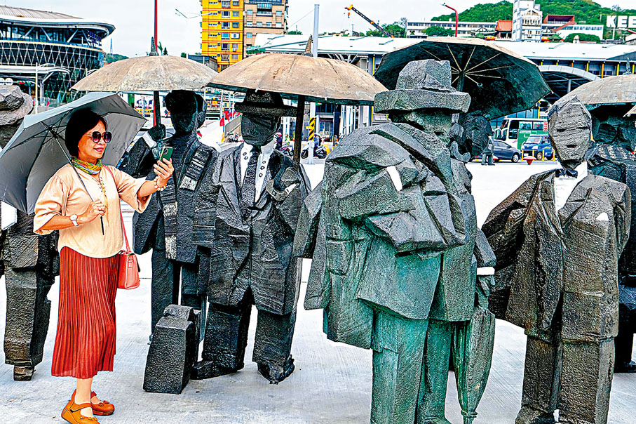 ◆朱銘作品《人間系列－紳士展》去年10月在台灣基隆海洋廣場旁展出。 中通社