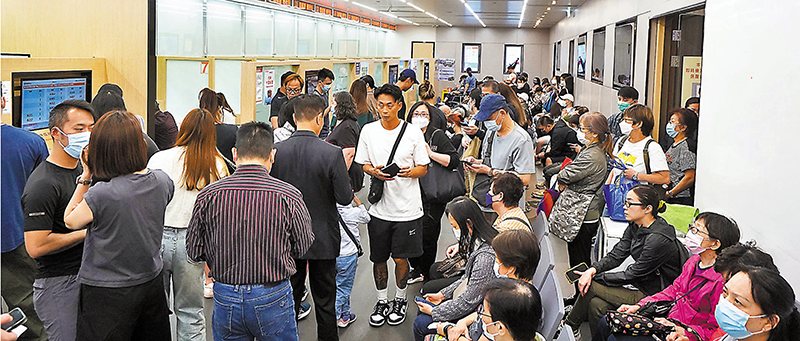 ◆中旅社新界東證件服務中心昨日人頭湧湧。香港文匯報記者曾興偉  攝