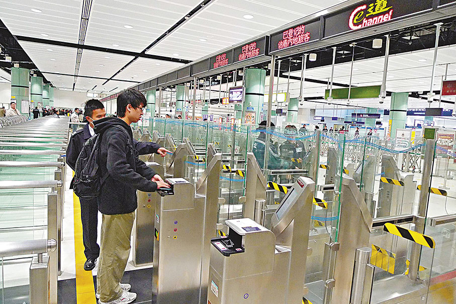 ◆入境事務處宣布由今日開始，下調電子通行證持有人使用自助出入境檢查系統（e-道）服務的合資格年齡至11歲。圖為使用e-道服務過關的內地旅客。 資料圖片