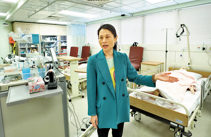 ◆香港理工大學護師李麗萍慨嘆現時護士訓練方式與實際病房運作在銜接上出現不協調，導致護士畢業生走進公院時如臨大敵，萌生去意。 香港文匯報記者郭木又  攝