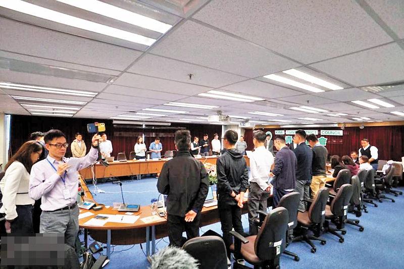 ◆ 2020年，葵青區議會舉行會議期間，攬炒派議員唱「港獨」歌曲。     資料圖片