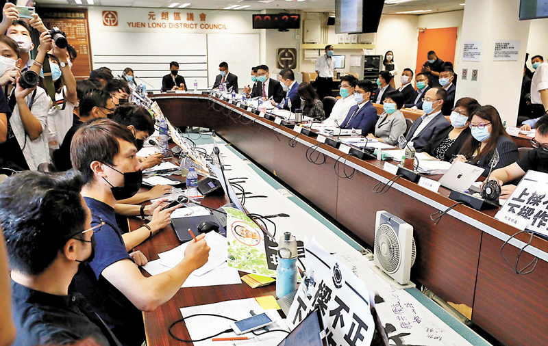 ◆ 2020年，元朗區議會攬炒派議員打着所謂「止警謊」的標語，向與會的時任警務處處長鄧炳強「問罪」。 資料圖片