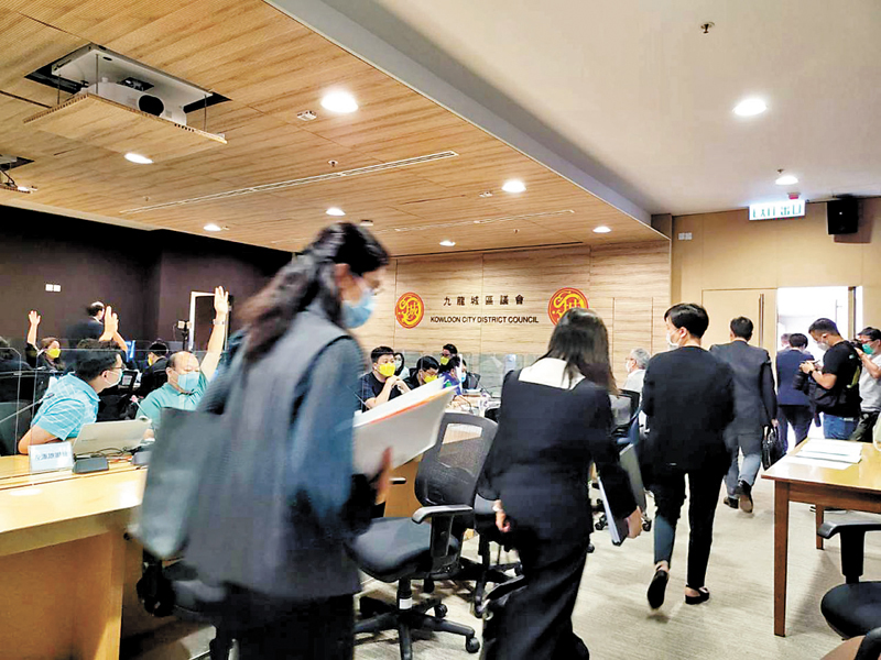 ◆ 2020年，時任九龍城區議會主席蕭亮聲批准剔除鄧炳強到訪的議程，更禁止建制派區議員發聲。圖為建制派區議員和官員離席。資料圖片