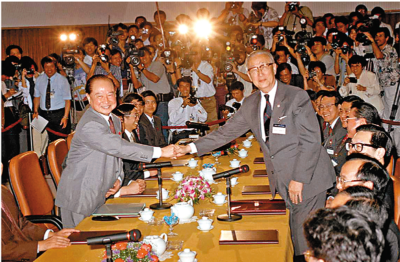 ◆1993年4月，汪辜會談在新加坡舉行。汪道涵（左）與辜振甫在會談前握手致意。資料圖片