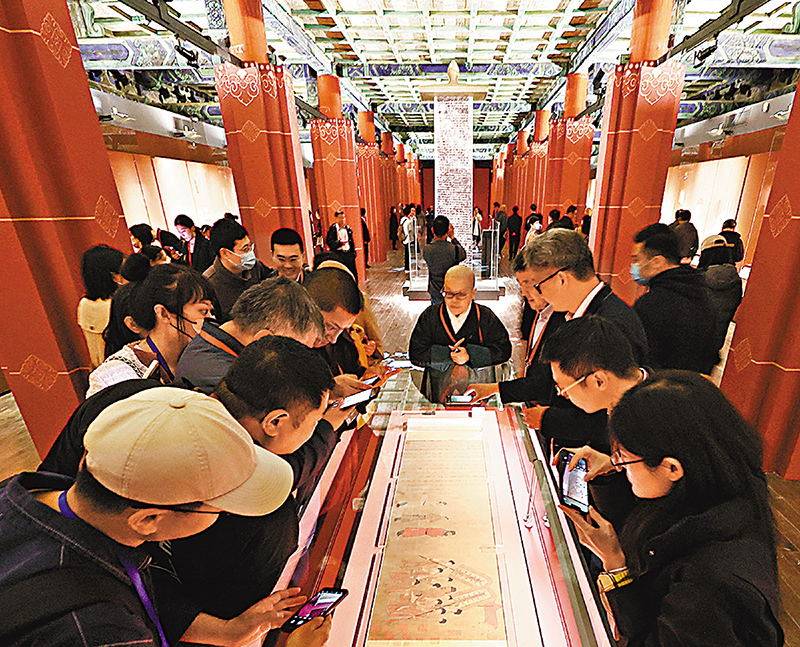 ◆ 「祥開萬象——故宮與西藏文物聯展」開幕式昨日在故宮博物院舉行，是反映元、明、清三代民族關係史的大型綜合性展覽。圖為參加開幕式的嘉賓參觀閻立本《步輦圖》。 中新社