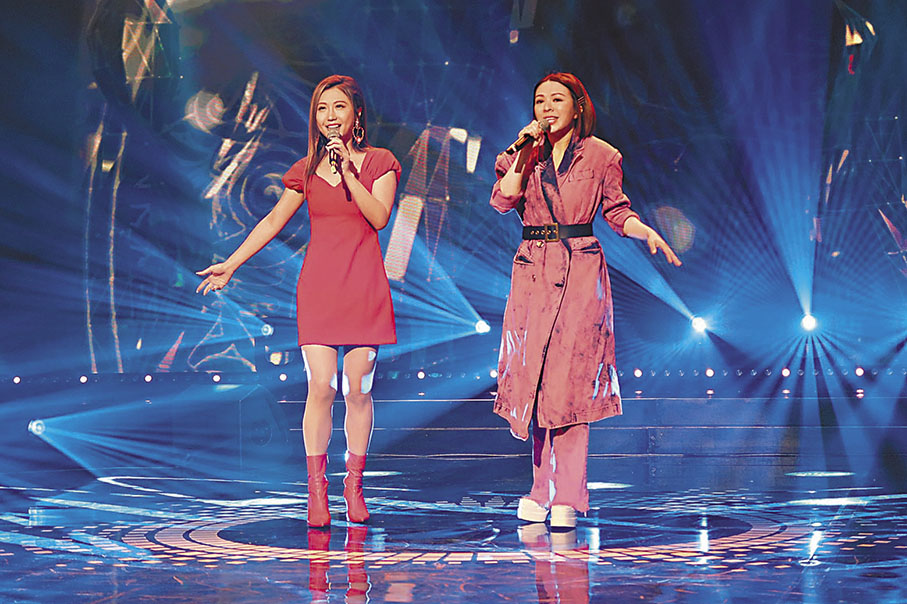 ◆JW(右)與支嚳儀昨日為《中年好聲音紅白大戰》錄影。