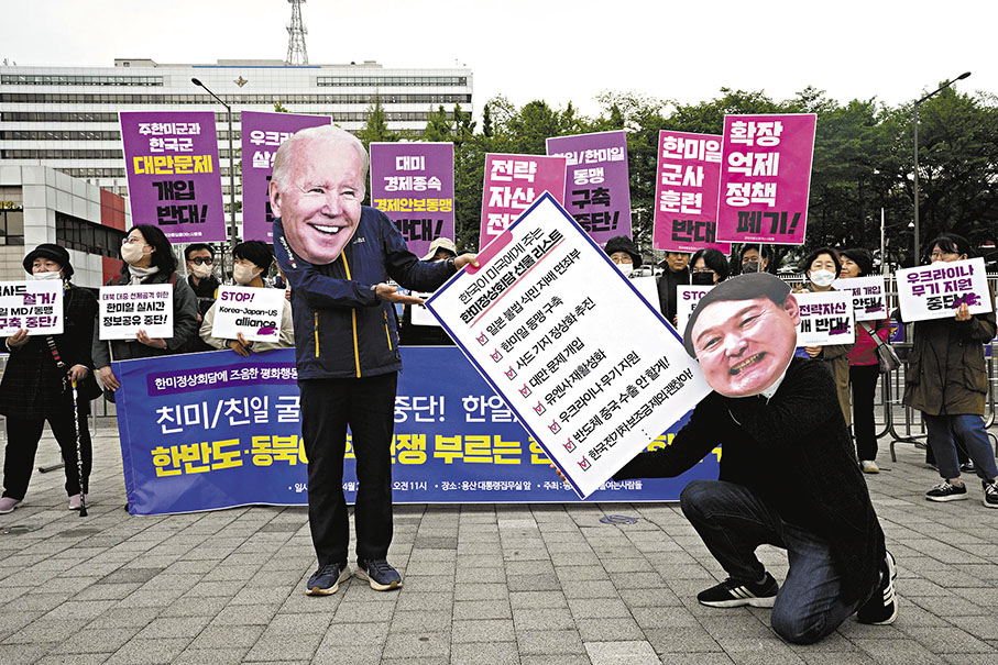 ◆韓國民眾抗議政府外交政策，揶揄尹錫悅向拜登下跪。 美聯社