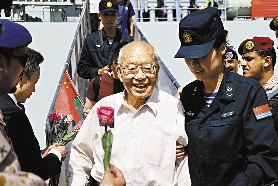 ◆4月29日，從蘇丹撤離的中國公民乘坐中國海軍微山湖艦抵達沙特阿拉伯吉達港。 新華社