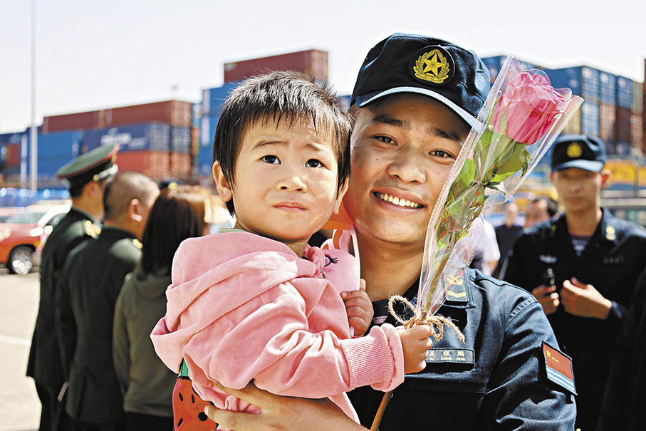 ◆一名從蘇丹撤離的兒童乘坐中國海軍微山湖艦抵達沙特阿拉伯吉達港。 新華社