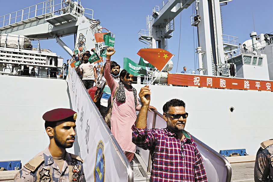 ◆從蘇丹撤離的巴基斯坦公民乘坐中國海軍微山湖艦抵達沙特阿拉伯吉達港。 新華社