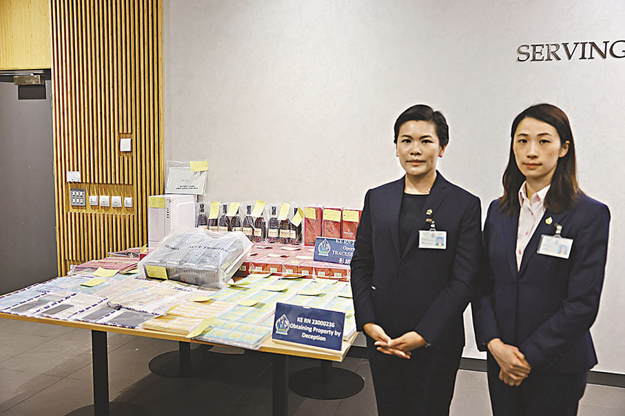 ◆警方講述偵破釣魚短訊詐騙集團案件詳情及展示檢獲證物。 香港文匯報 記者 鄧偉明  攝