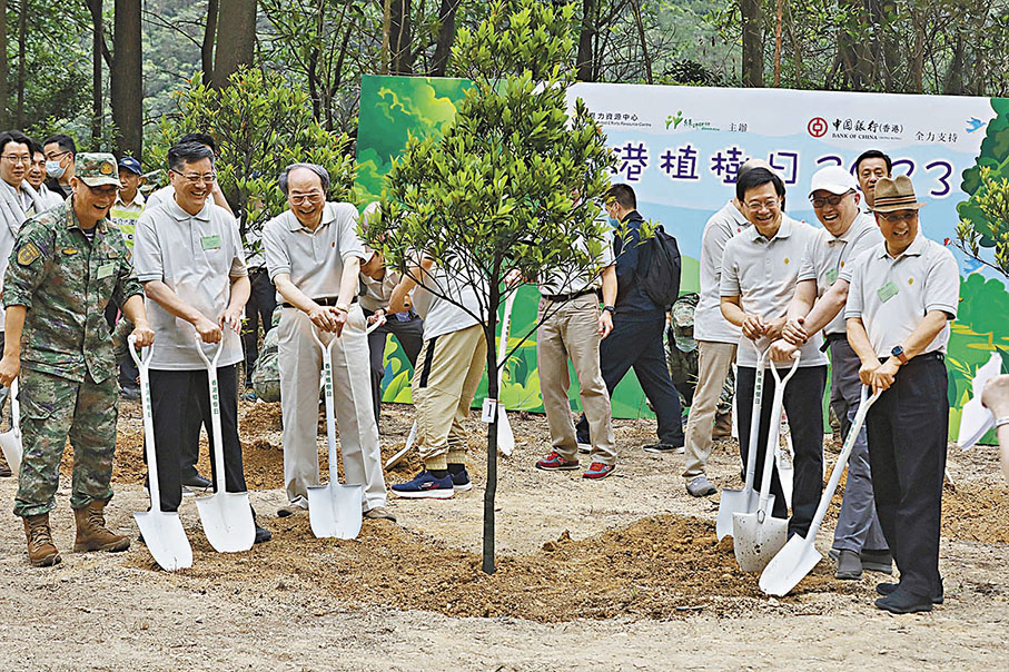 ◆李家超、鄭雁雄等共同為「2023 綠的歡欣 香港植樹日」主禮。 香港文匯報記者萬霜靈  攝