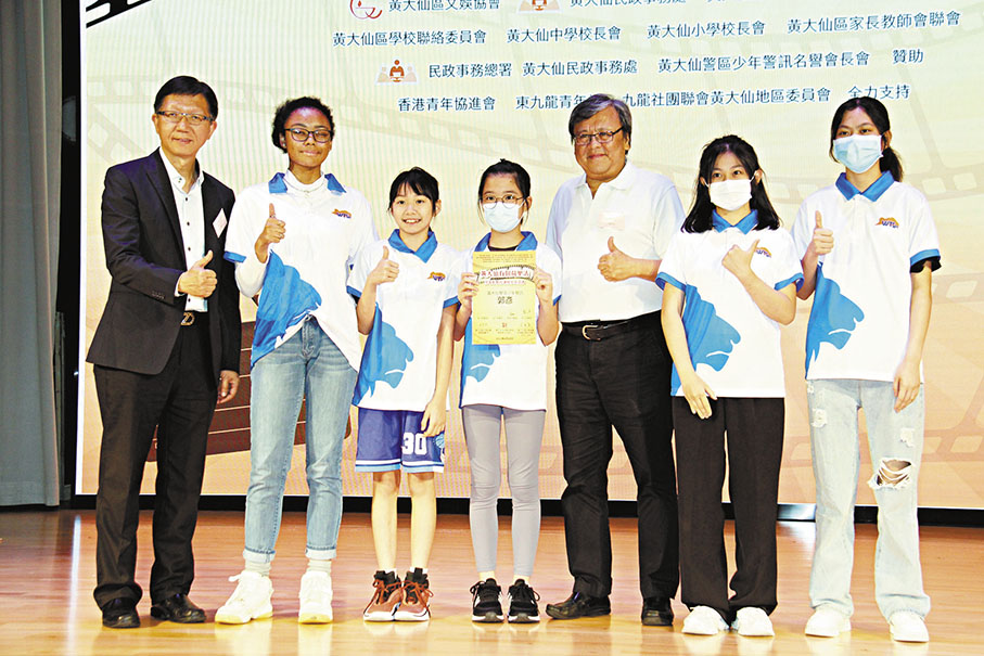 ◆導演冼杞然（右三）為學生頒發課程結業證書。