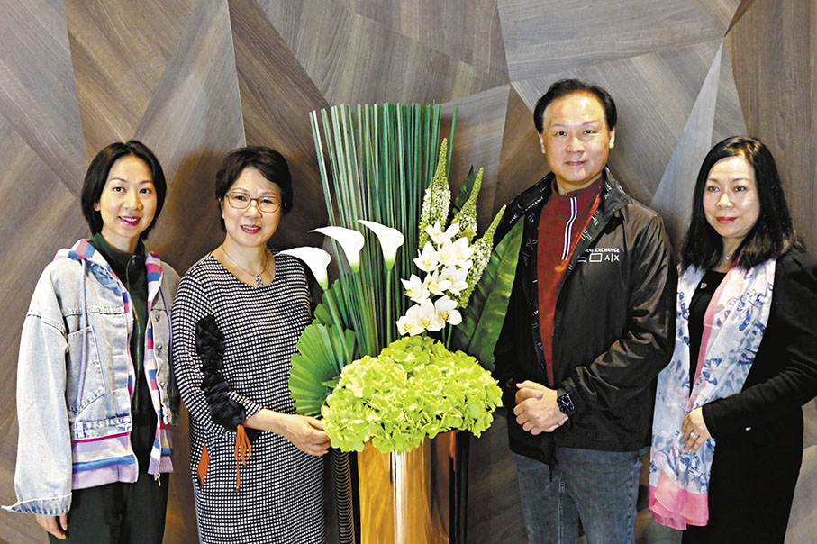 ◆龍貫天與三位花旦鄧美玲、張寶華及林芯菱會見記者。