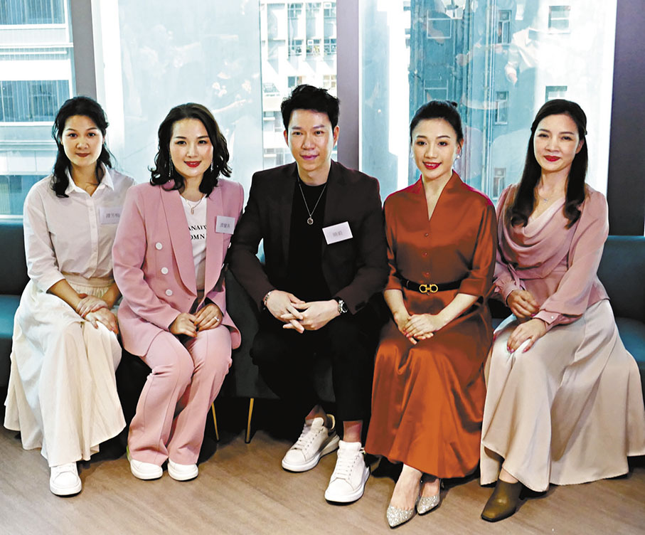 ◆深圳市粵劇團5位台柱，左起︰譚芳梅、譚蘭燕、曉毅、卜美玲、文慧。