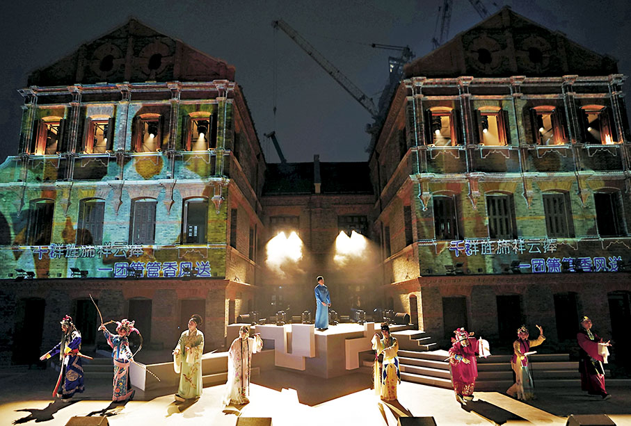 ◆張軍（後中）與青年戲曲演員們演出昆曲《長刀大弓》。