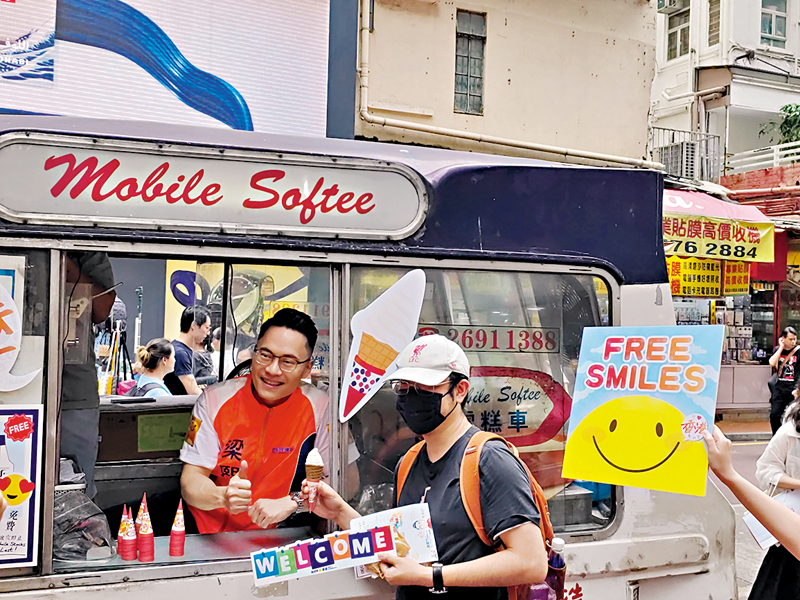 ◆遊客與雪糕車合照。 香港文匯報記者林熹  攝