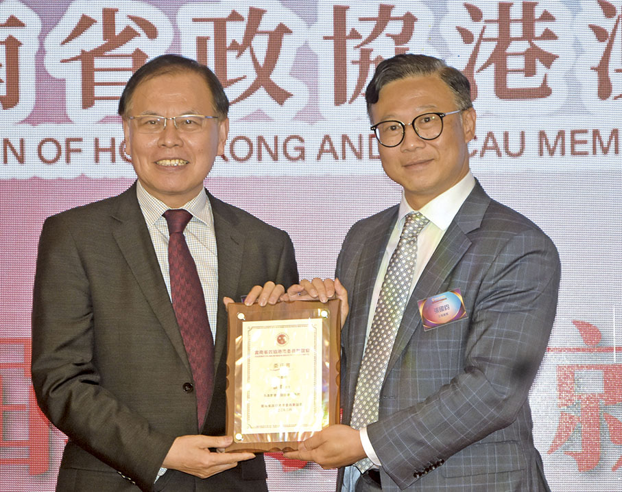 ◆ 張國鈞頒發顧問委任書予蔡毅