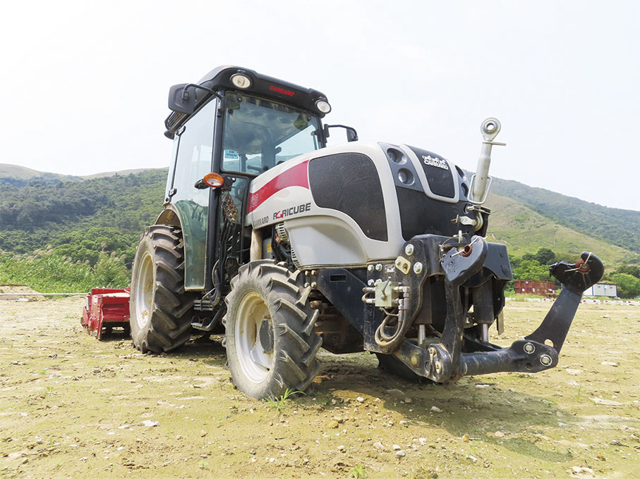 ◆ 漁護署使用拖拉機協助開耕。