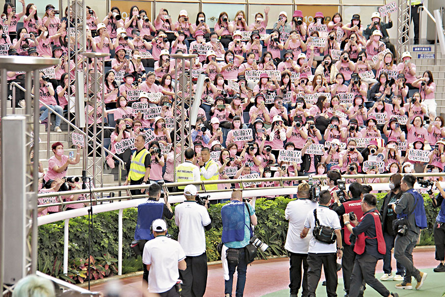 ◆ 多位粉紅色「神徒」到馬場支持偶像。