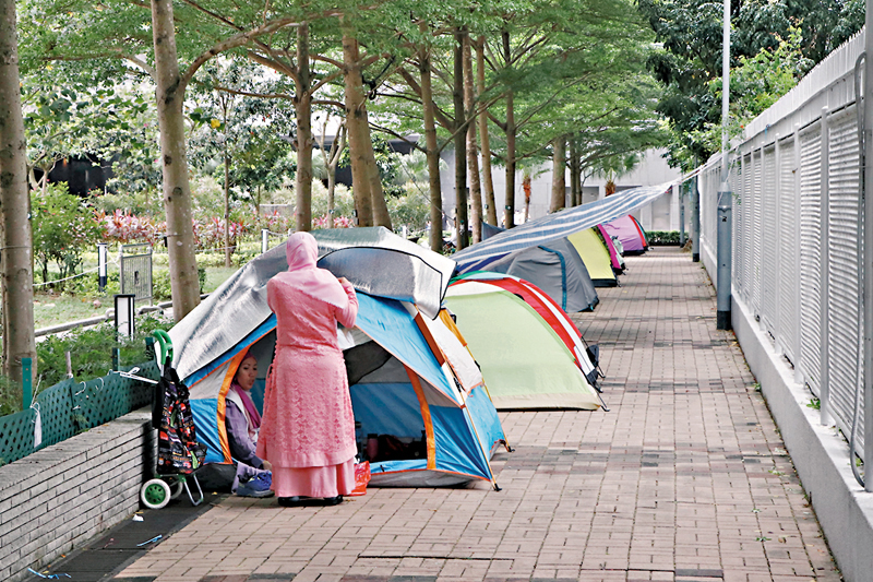 ◆將軍澳唐明街公園有一條通道被帳篷佔據。香港文匯報記者北山彥  攝