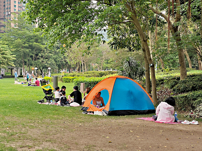 ◆同樣是康文署管理的單車館公園草地上，帳篷於晚上8時後要清場。 香港文匯報記者廣濟  攝
