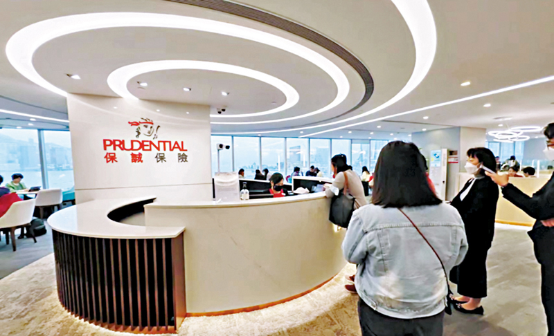   ◆ 五一黃金周期間，內地客紛紛湧入港購買保險。 香港文匯報深圳傳真