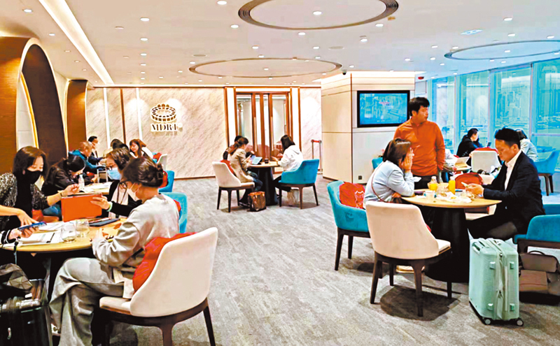 ◆ 因看好保障範圍廣、性價比高和有紅利回報，許多內地客湧入香港購買保險。圖為保誠簽約大廳。香港文匯報深圳傳真