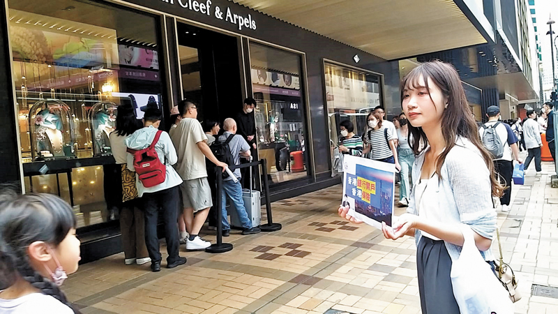◆ 不少保險代理在旅遊旺區主動出擊「吸客」。