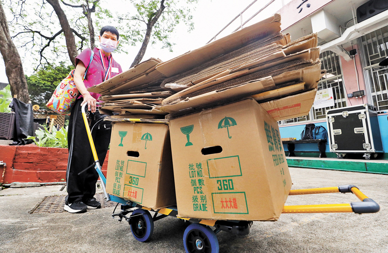 ◆環姐表示，在上斜坡時，使用新型手推車更省力。 香港文匯報記者郭木又 攝