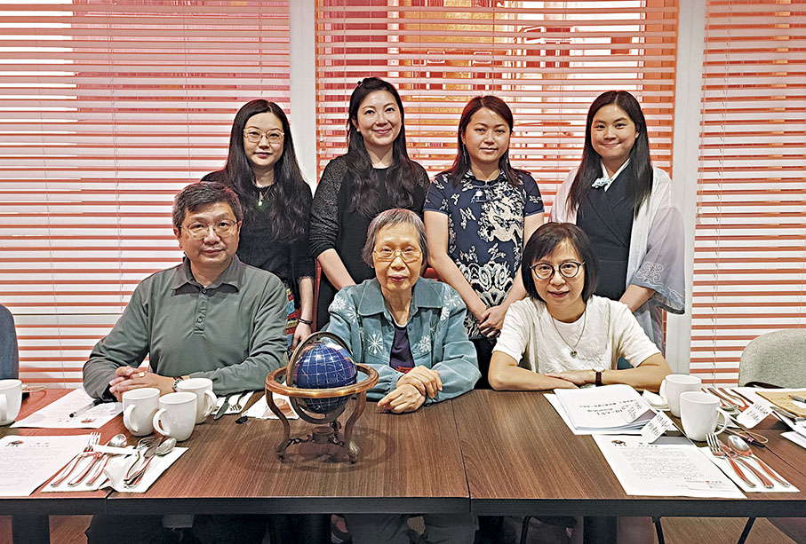 ◆ 趙素仲（前排中）將藝術與環保教育互相結合，聯同265位同學於本月19日起舉辦作品展，日前與多所參與學校的老師一同就活動作介紹分享。 香港文匯報記者陸雅楠  攝