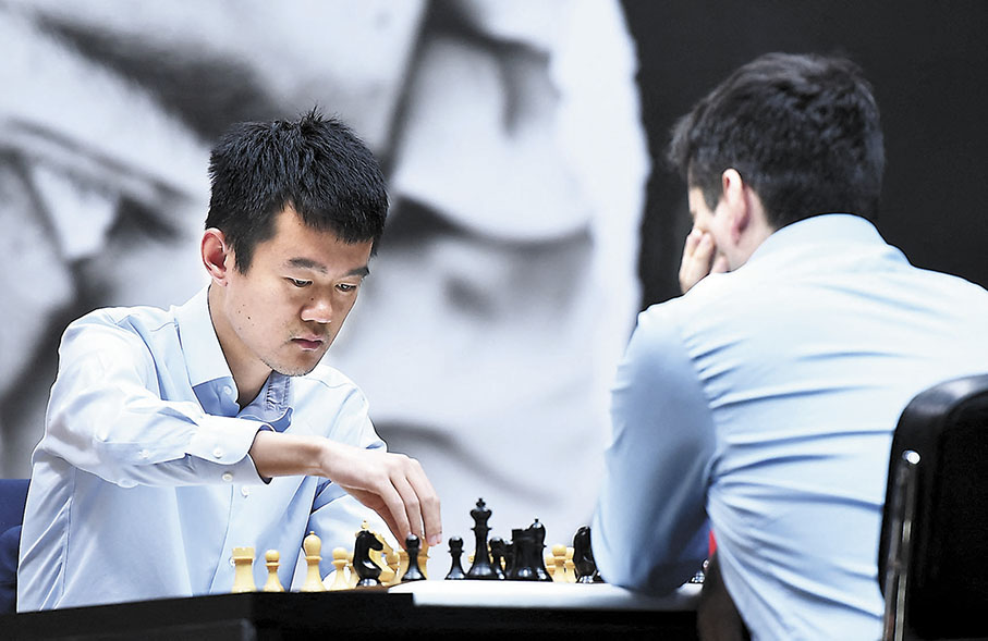 ◆丁立人（左）力克俄羅斯棋手涅波姆尼亞奇。 路透社