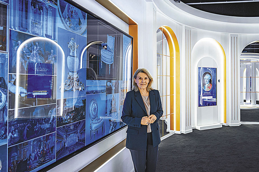 ◆凡爾賽宮主席卡特琳娜．佩加德展示多媒體畫廊中的互動屏幕。