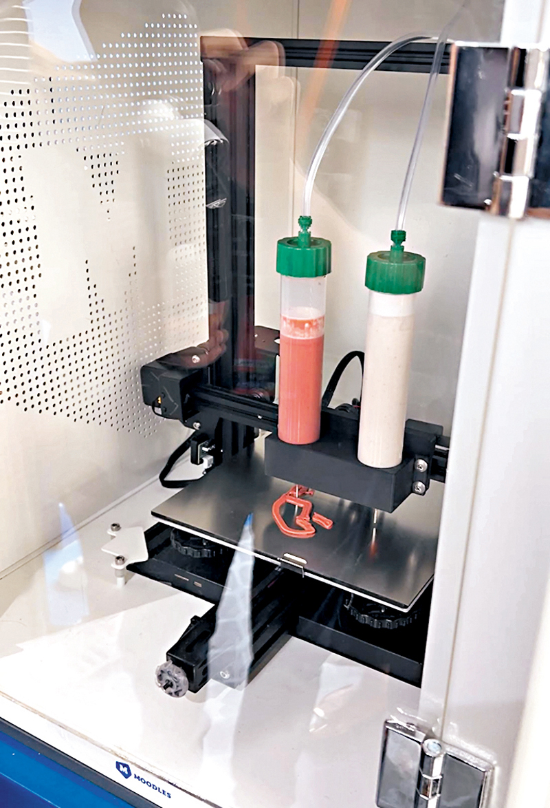 ◆3D打印牛扒中。   記者周曉菁  攝