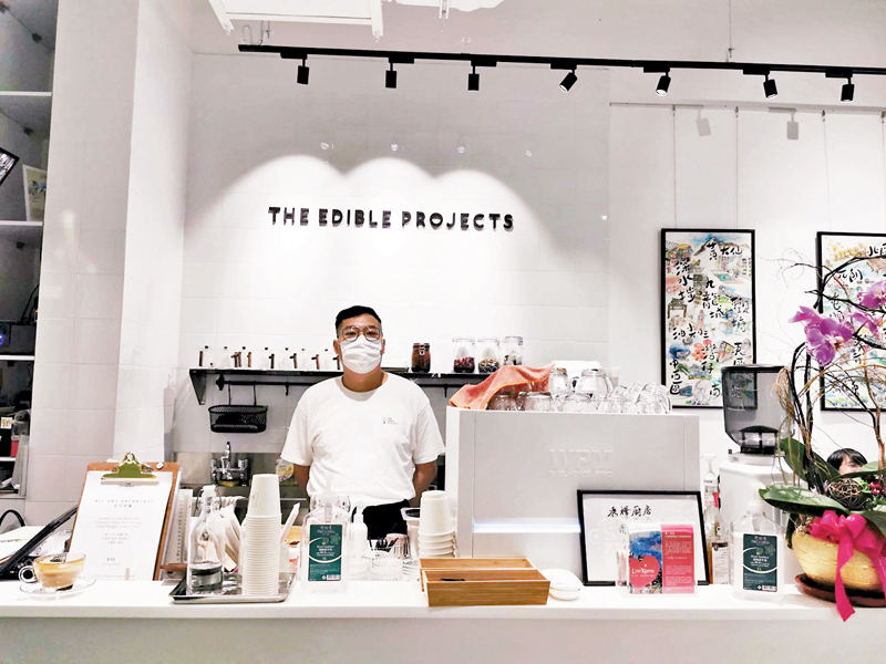 ◆他可以獨當一面了，為樓面打點一切。