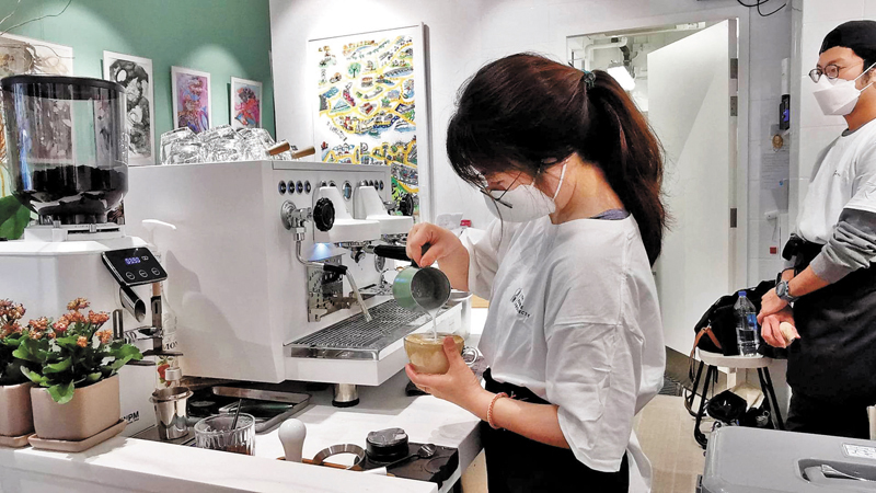 ◆Kitty培育特殊孩子一展所長，她負責沖泡咖啡。